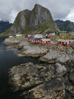 Ich dachte, ich hätte genug Häuser auf Stelzen fotografiert. Bis wir nach #Hamnøy kamen. Das ist nochmal anders schön. Und: gelb. Natürlich durfte auch das berühmteste gelbe Haus nicht fehlen. 

#lofotenislands #lofotenisland #lofoten #lacasagialla #nordnorge #northnorway #roadtripnorway #sakrisøy